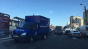 В центре Челябинска маршрутка столкнулась с машиной «Почты России»