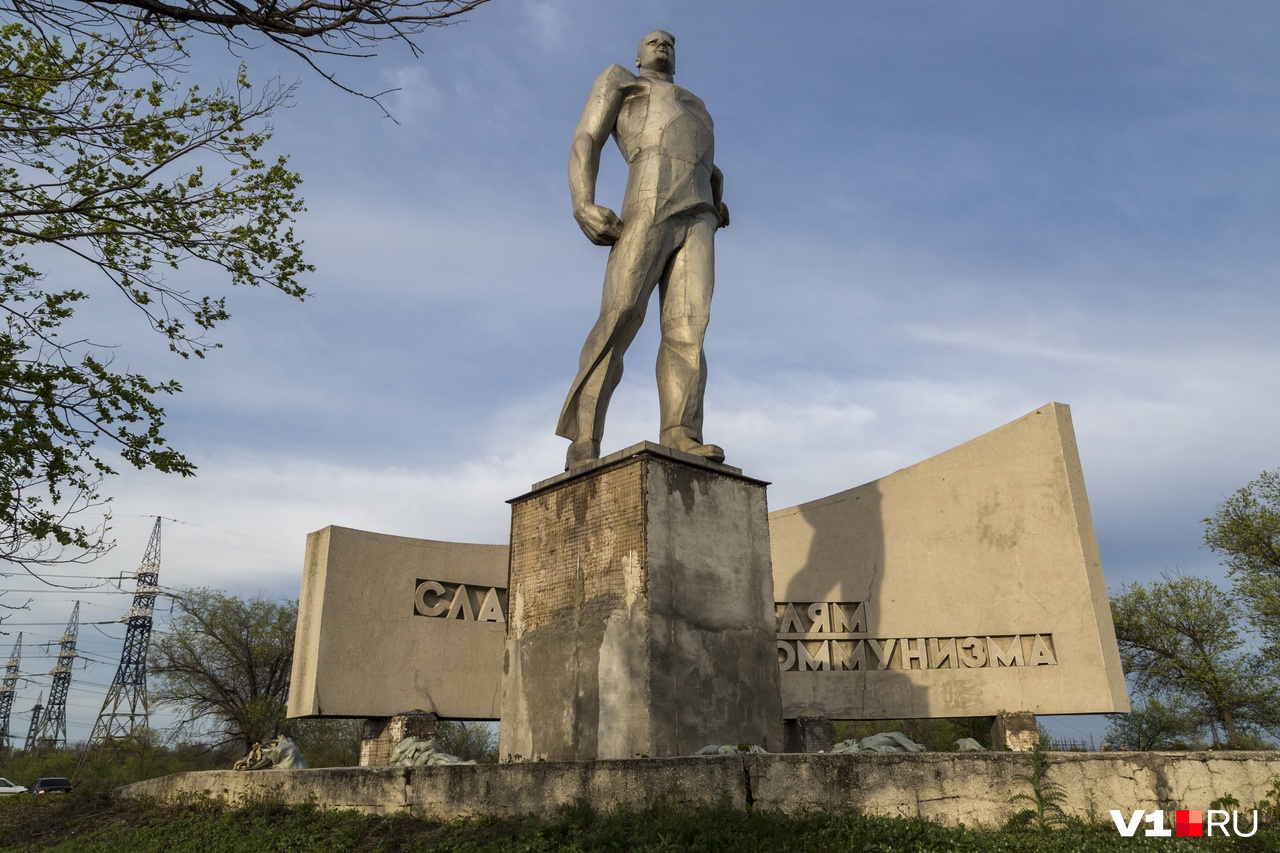 Гордый монумент встречает туристов  на стыке Волгограда и Волжского
