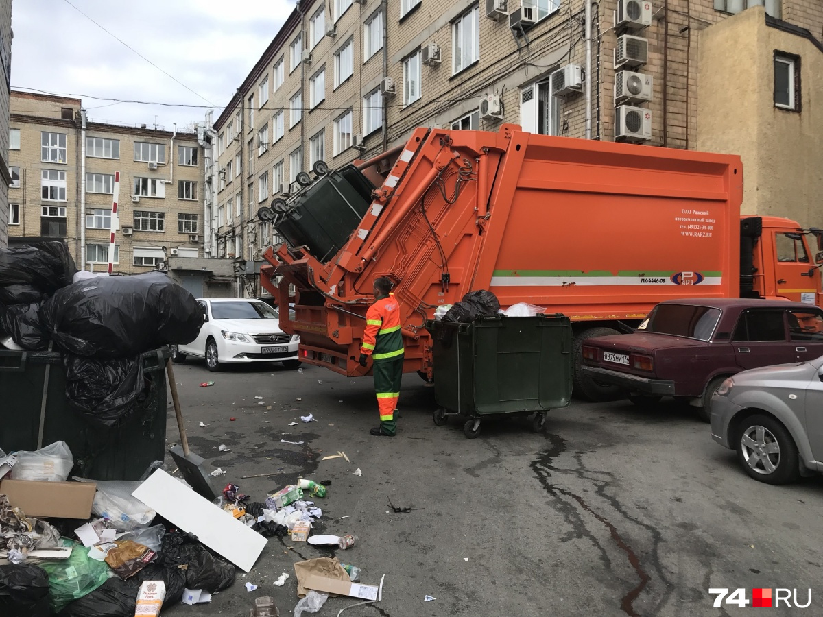 В Челябинске машин для сбора накопившегося мусора не хватило, пришлось на подмогу звать соседей