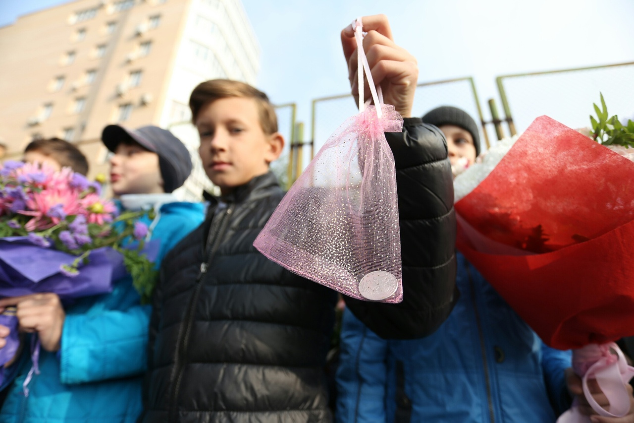 Детям монеточку... Детям монеточку...