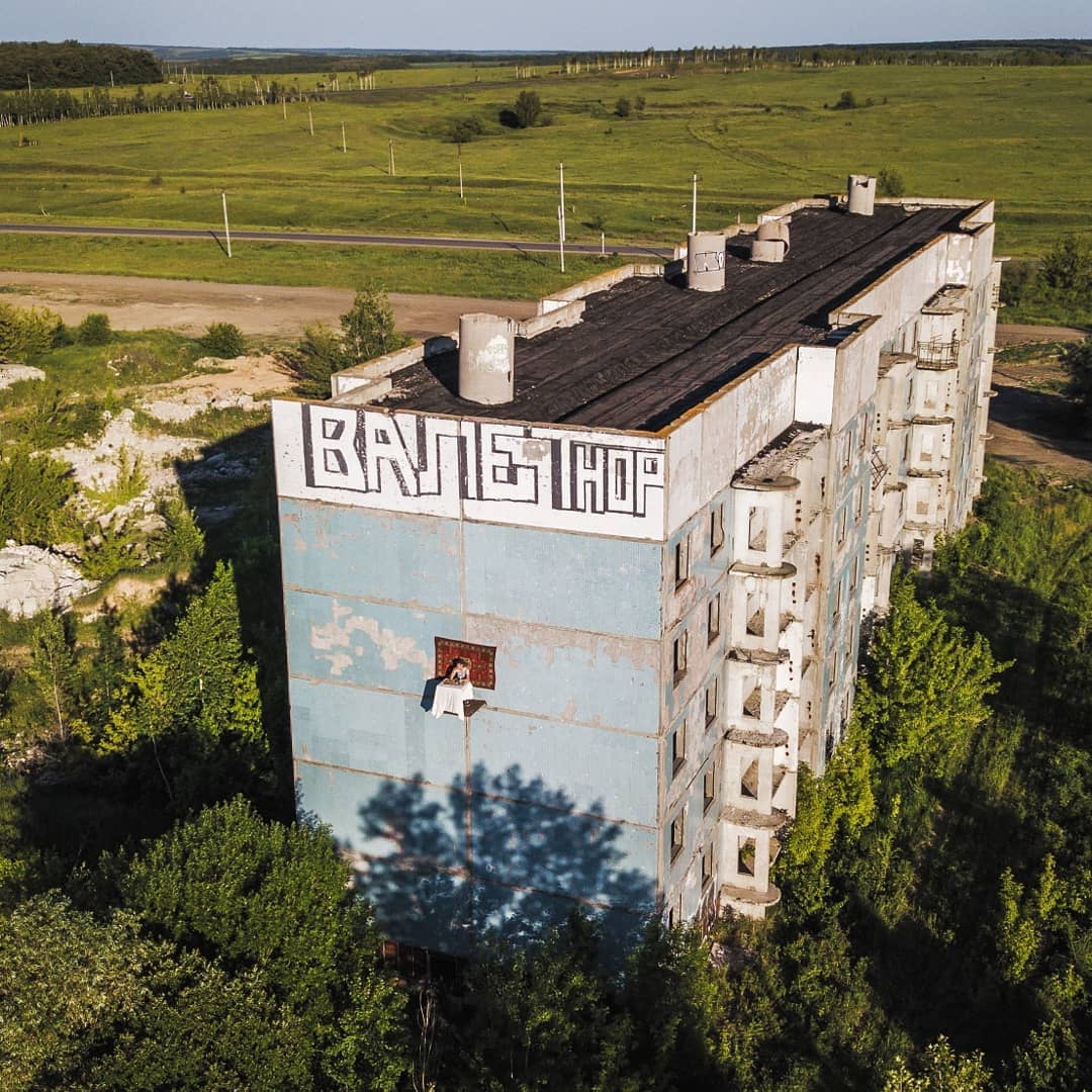Место съёмки — заброшенное пятиэтажное здание на окраине Самары
