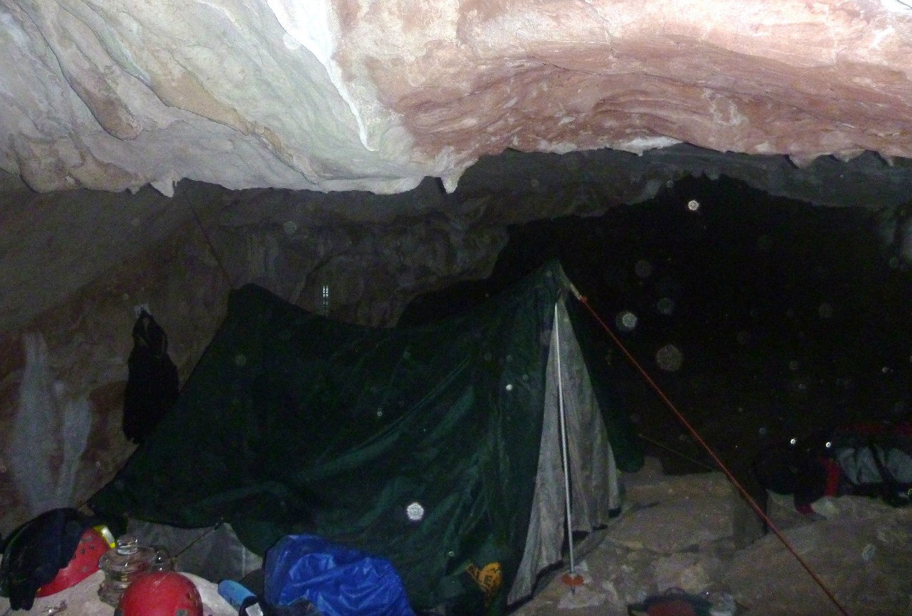 Палатка под землёй — так живут спелеологи