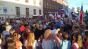 «За Россию!»: в Самаре фанаты сборной страны прошагали колонной по исторической части города