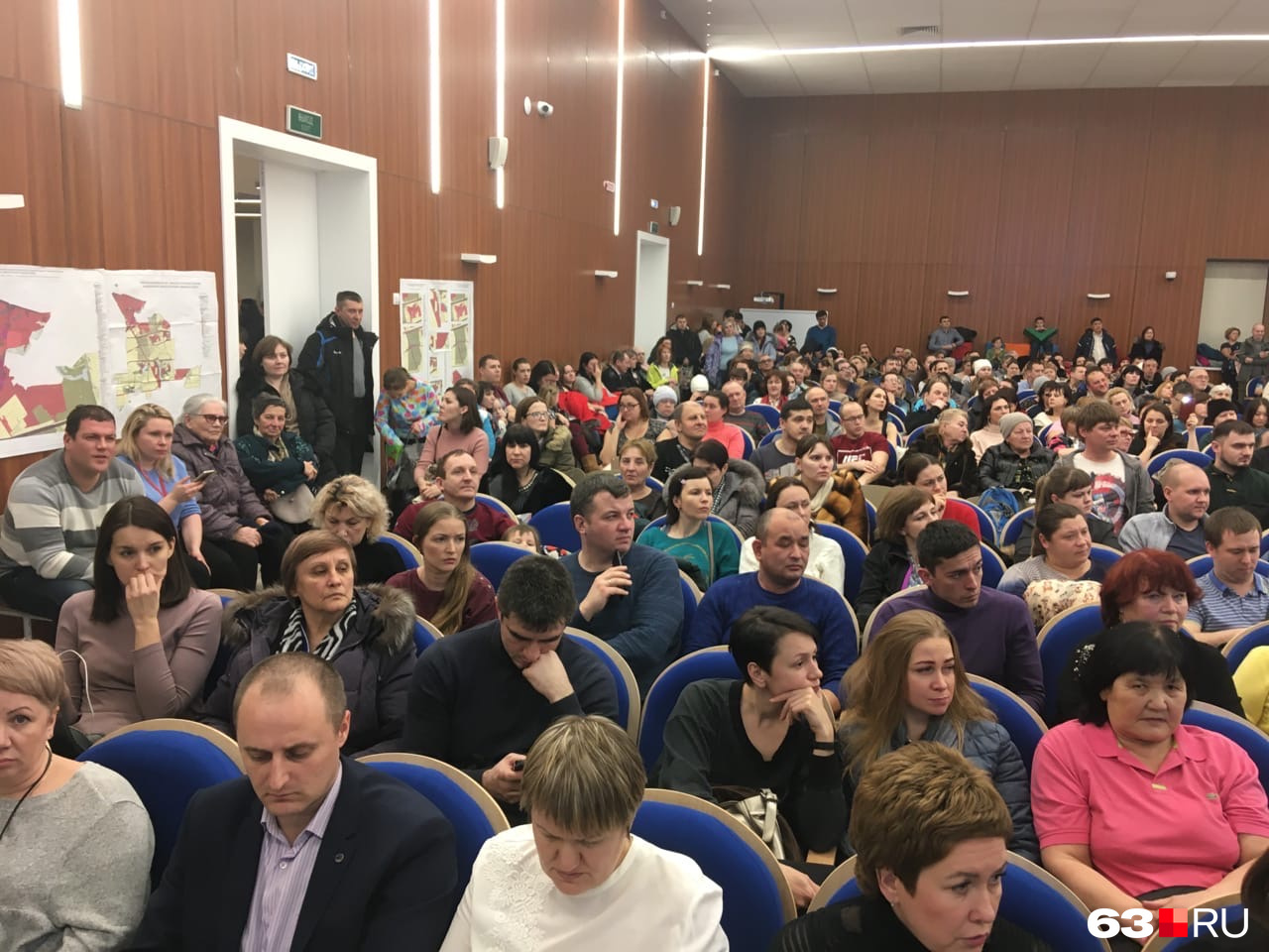 В зале собралось больше 300 слушателей В зале собралось больше 300 слушателей