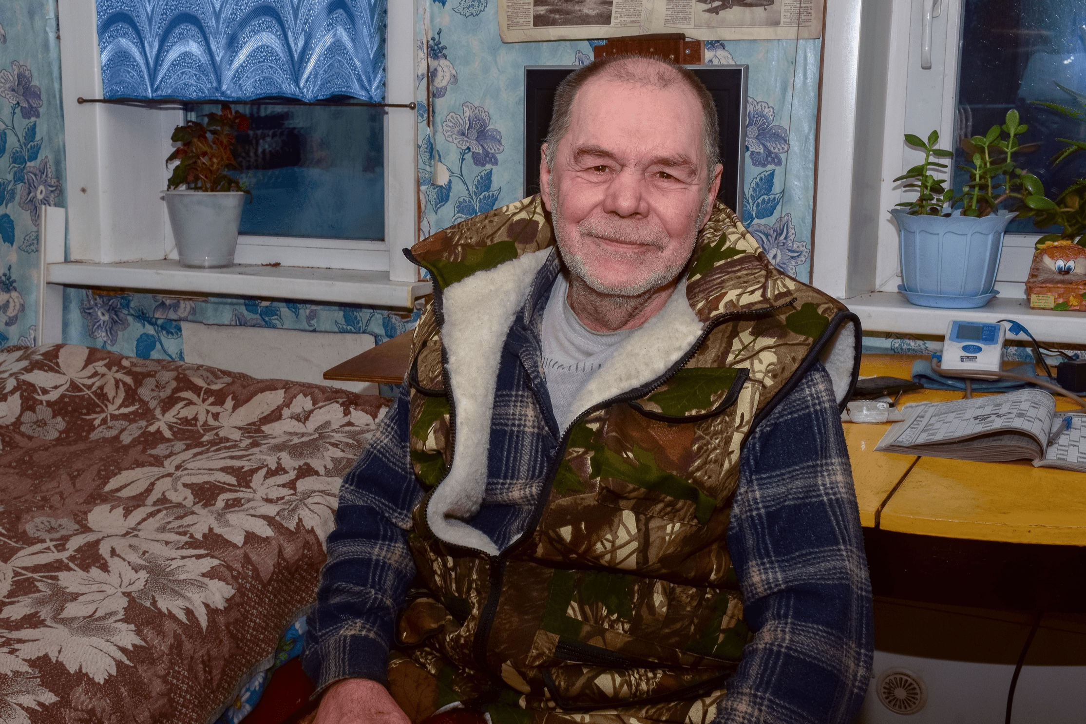 Иван Викторович коротает одинокие зимние вечера за просмотром телевизора, а еще мастерит карусель для внуков, которые приедут в гости летом