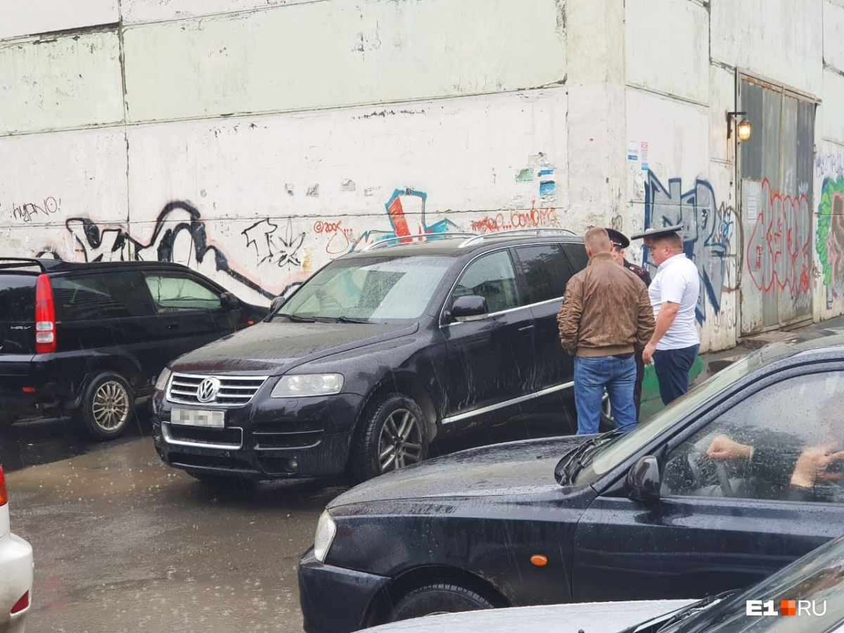 Свой транспорт нападавшие бросили на парковке — в нескольких метрах от еще живого Каримова