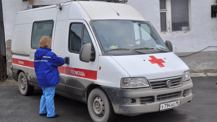 В Екатеринбурге пациент попытался задушить фельдшера скорой помощи
