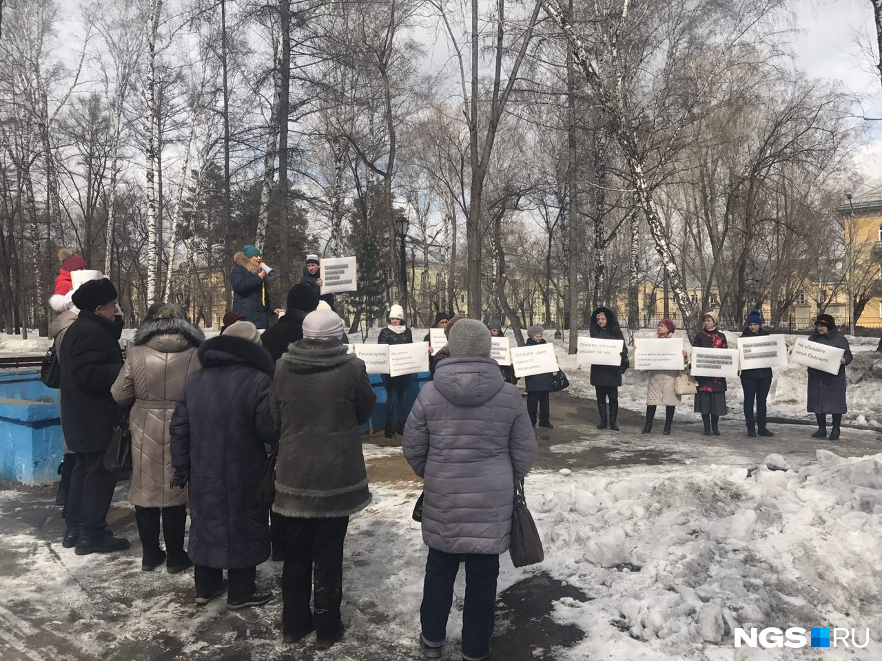 Около 30 человек вышли на митинг в память погибших женщины и младенца Около 30 человек вышли на митинг в память погибших женщины и младенца