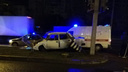 «Врезался в бордюр»: в Волгограде молодой водитель разбил «пятерку» о дорожный знак