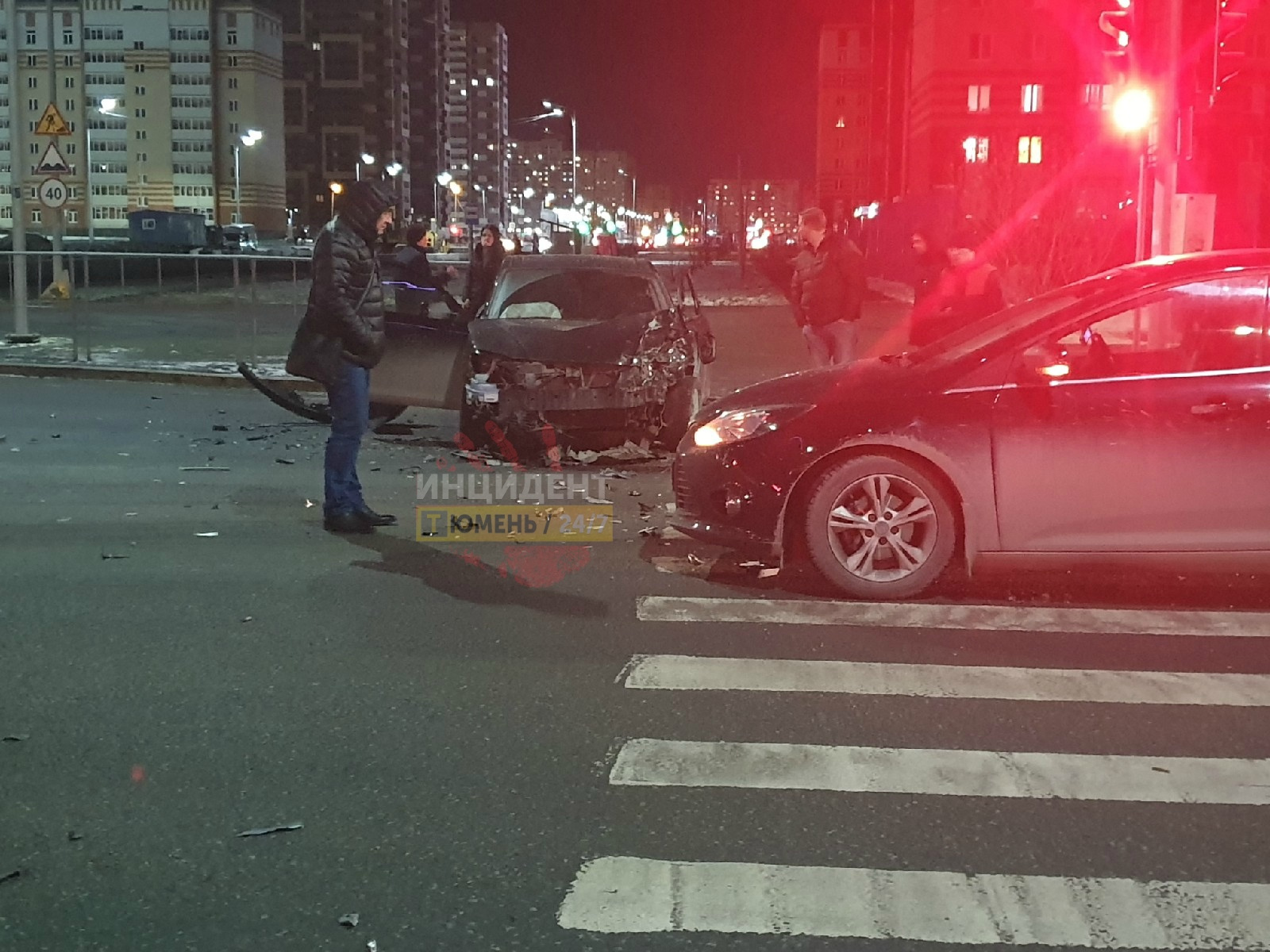 Свидетели аварии пишут в социальных сетях, что в аварии могли пострадать пять машин, но одному из водителей удалось избежать столкновения Свидетели аварии пишут в социальных сетях, что в аварии могли пострадать пять машин, но одному из водителей удалось избежать столкновения