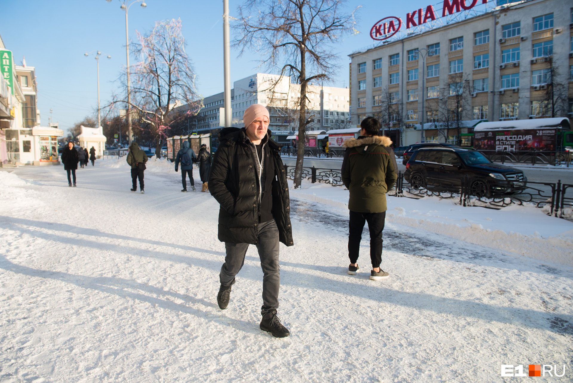 Захару Прилепину запрещен въезд на Украину, но другие страны он посещать может