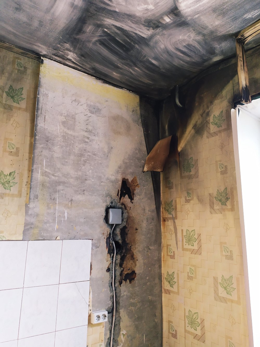 Во время пожара на кухне полностью выгорели холодильник и плита