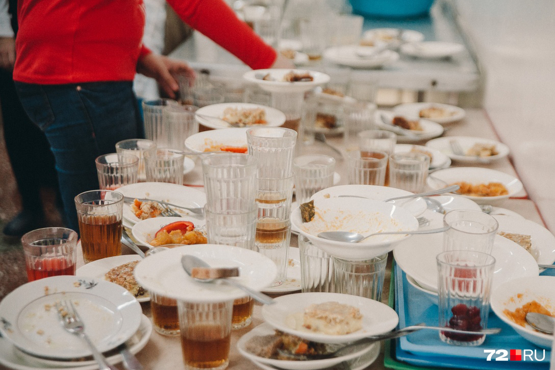 Учащиеся некоторых школ уверяют, что еду им подают в грязных тарелках и стаканах