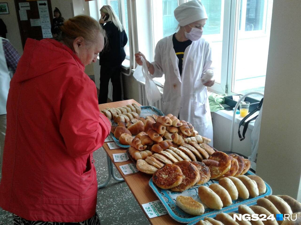 Школа № 97, участок № 360. Пришедшим проголосовать предлагают сосиски в тесте и булочки по цене 20–30 рублей