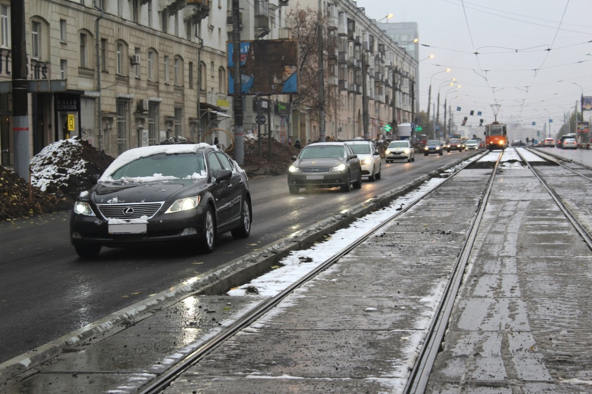 На улице Уральской уже положили бесшовные рельсы. Такими они должны будут стать везде