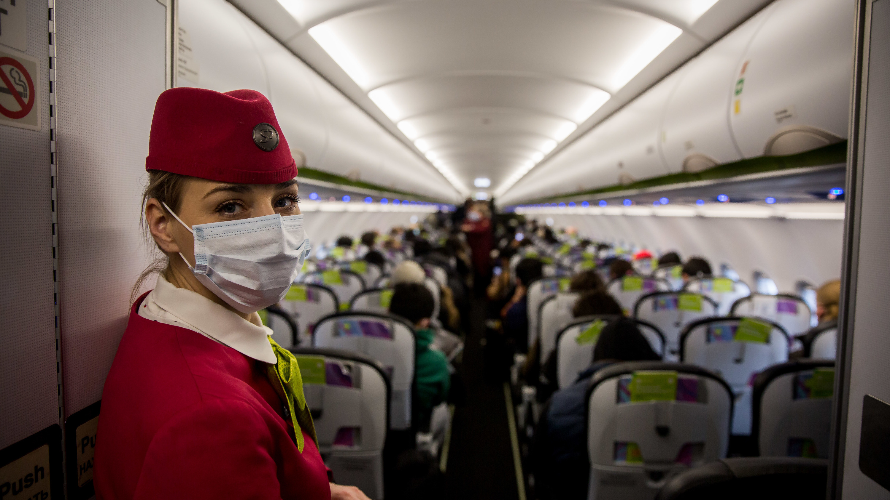 Репортаж в защитных масках — как в аэропорту ищут приезжих из Китая и Таиланда, зараженных коронавирусом