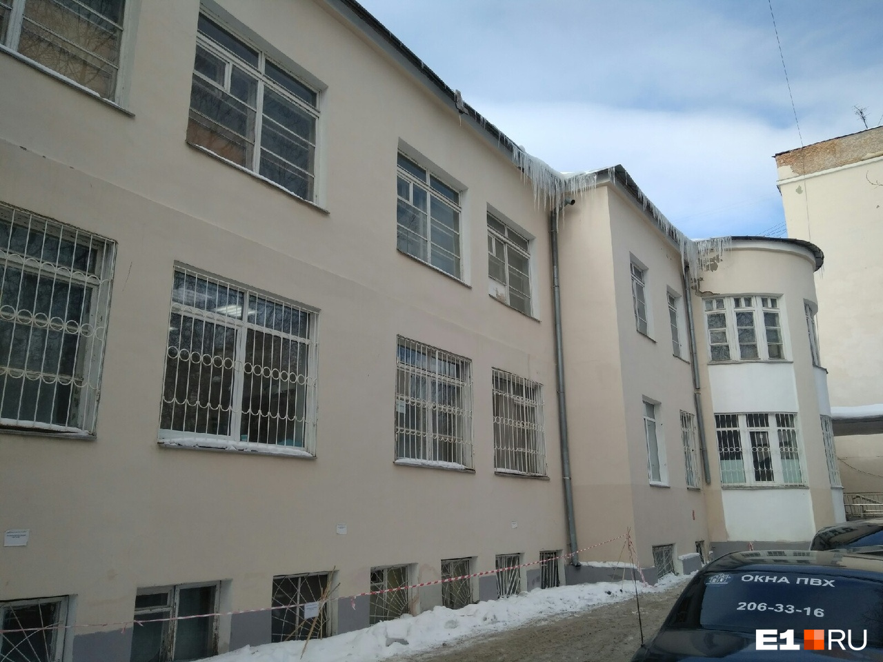 Подходя к первой больнице, мы увидели огромные сосульки, свисающие с крыши. Коммунальщики заботливо огородили территорию ленточкой Подходя к первой больнице, мы увидели огромные сосульки, свисающие с крыши. Коммунальщики заботливо огородили территорию ленточкой