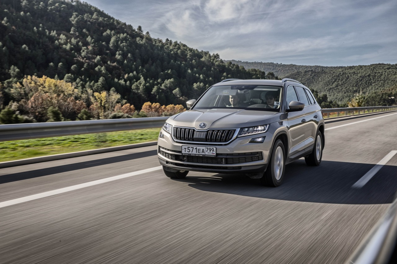Kodiaq здорово скрадывает ощущение скорости, поэтому умный круиз-контроль — совсем не лишнее изобретение Kodiaq здорово скрадывает ощущение скорости, поэтому умный круиз-контроль — совсем не лишнее изобретение