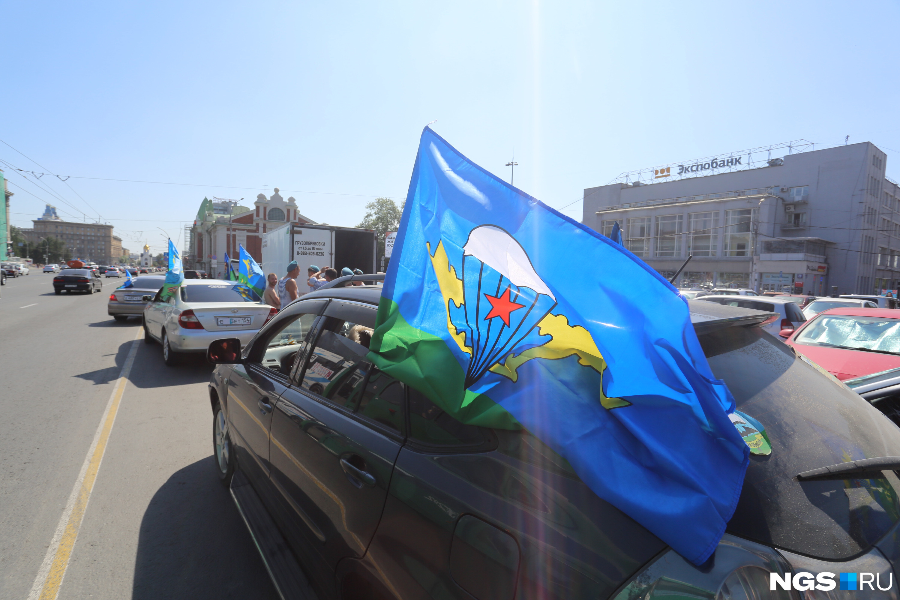 На парковке перед «Аркадой» десантников стало очень много. Все весёлые