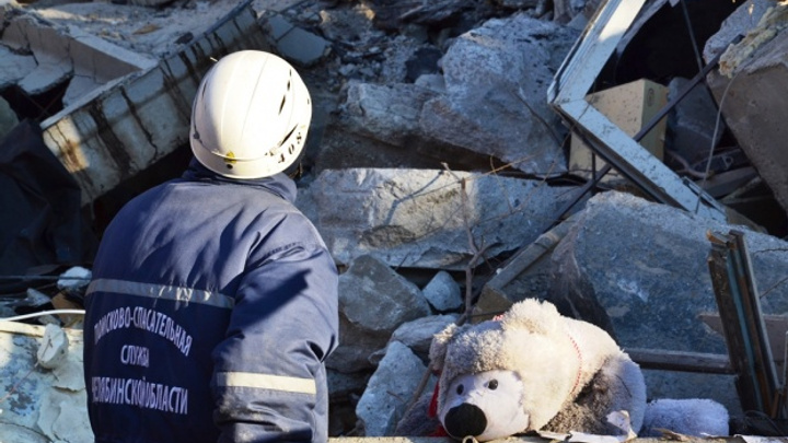 Владимир Путин наградил спасателей, работавших на месте взрыва жилого дома в Магнитогорске