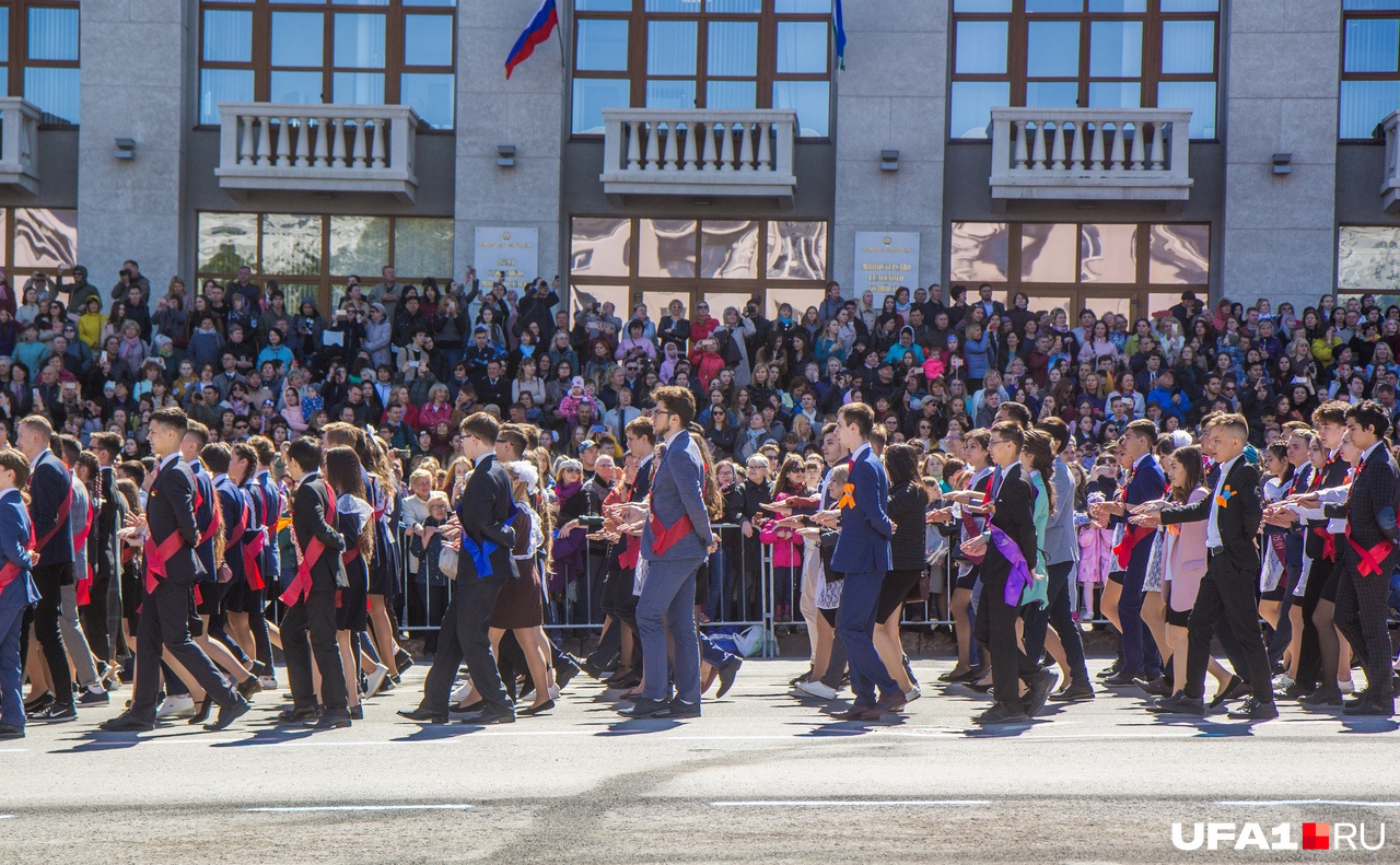 В этом году на «Весеннем балу» собрались более пяти тысяч выпускников. Можно представить, сколько было зрителей, ведь это мамы и папы, бабушки и дедушки, братья и сестры. А еще — лучшие друзья В этом году на «Весеннем балу» собрались более пяти тысяч выпускников. Можно представить, сколько было зрителей, ведь это мамы и папы, бабушки и дедушки, братья и сестры. А еще — лучшие друзья