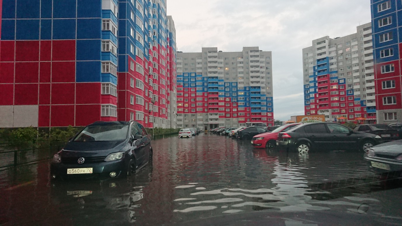 «Снимайте видео, чтобы показать масштаб бедствия»: тюменец — о затопленных дворах после дождя