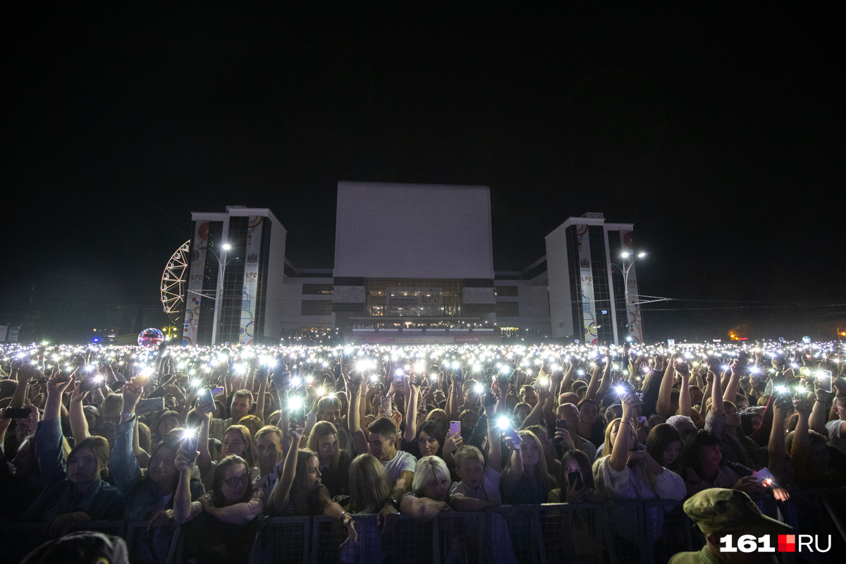 Когда заиграла песня «Сансара», все зрители включили фонарики на своих смартфонах — выглядело волшебно