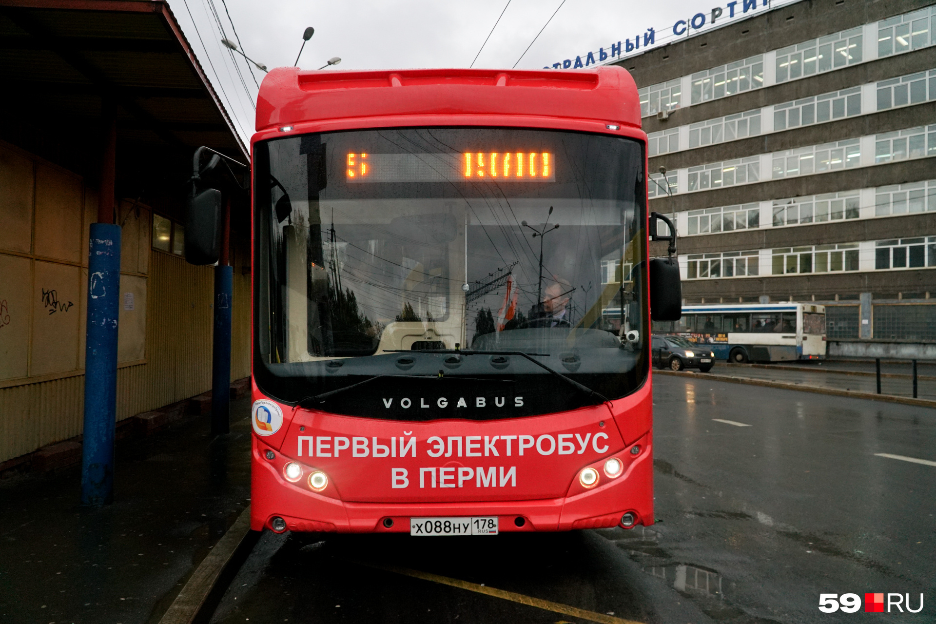Над передними фарами — гордая надпись! Над передними фарами — гордая надпись!
