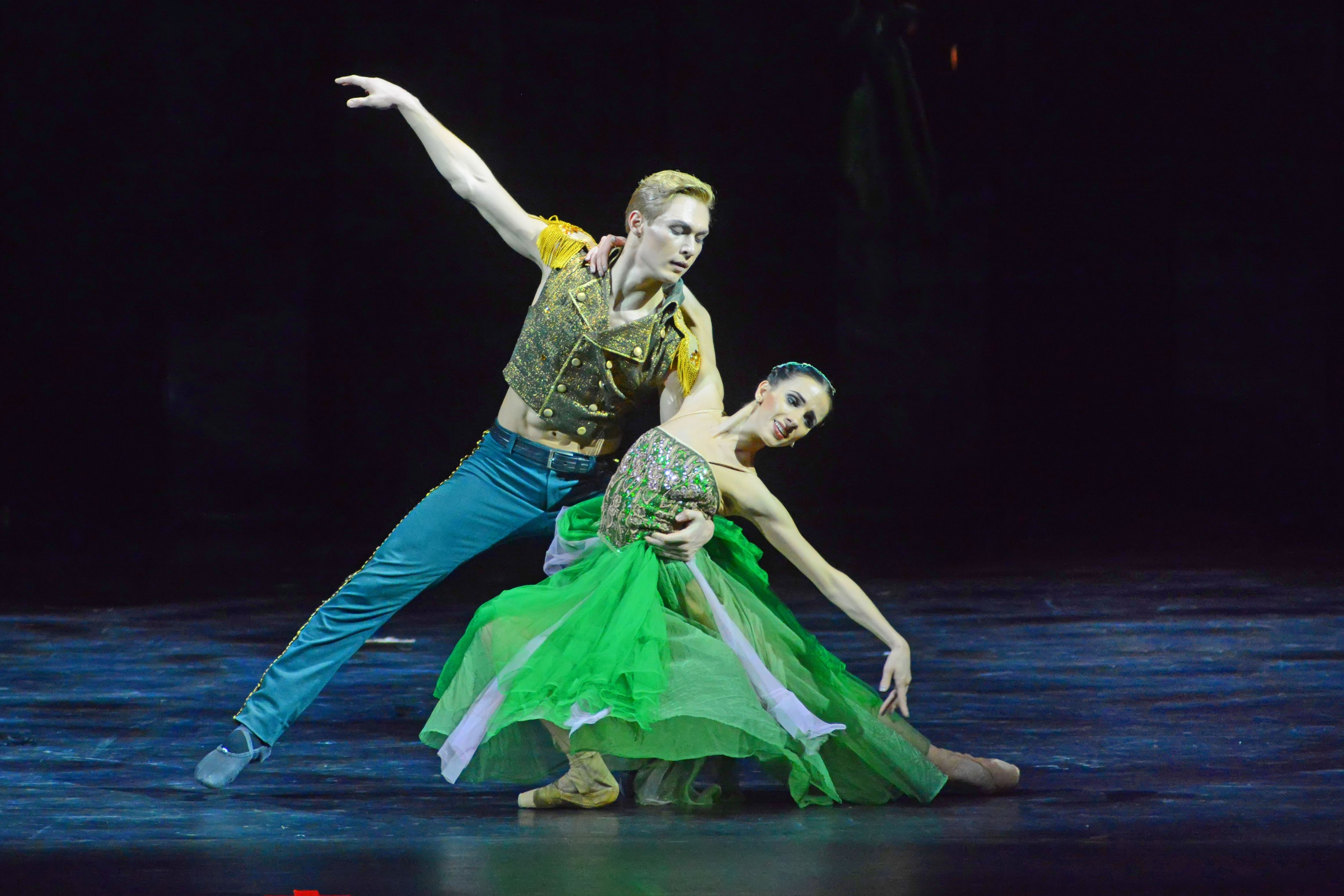 В постановке 2006 года Золушка приходит на бал в зелёном платье