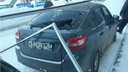 «Рядом стояли девушки»: выпавшая оконная рама разбила автомобиль на северо-востоке Челябинска