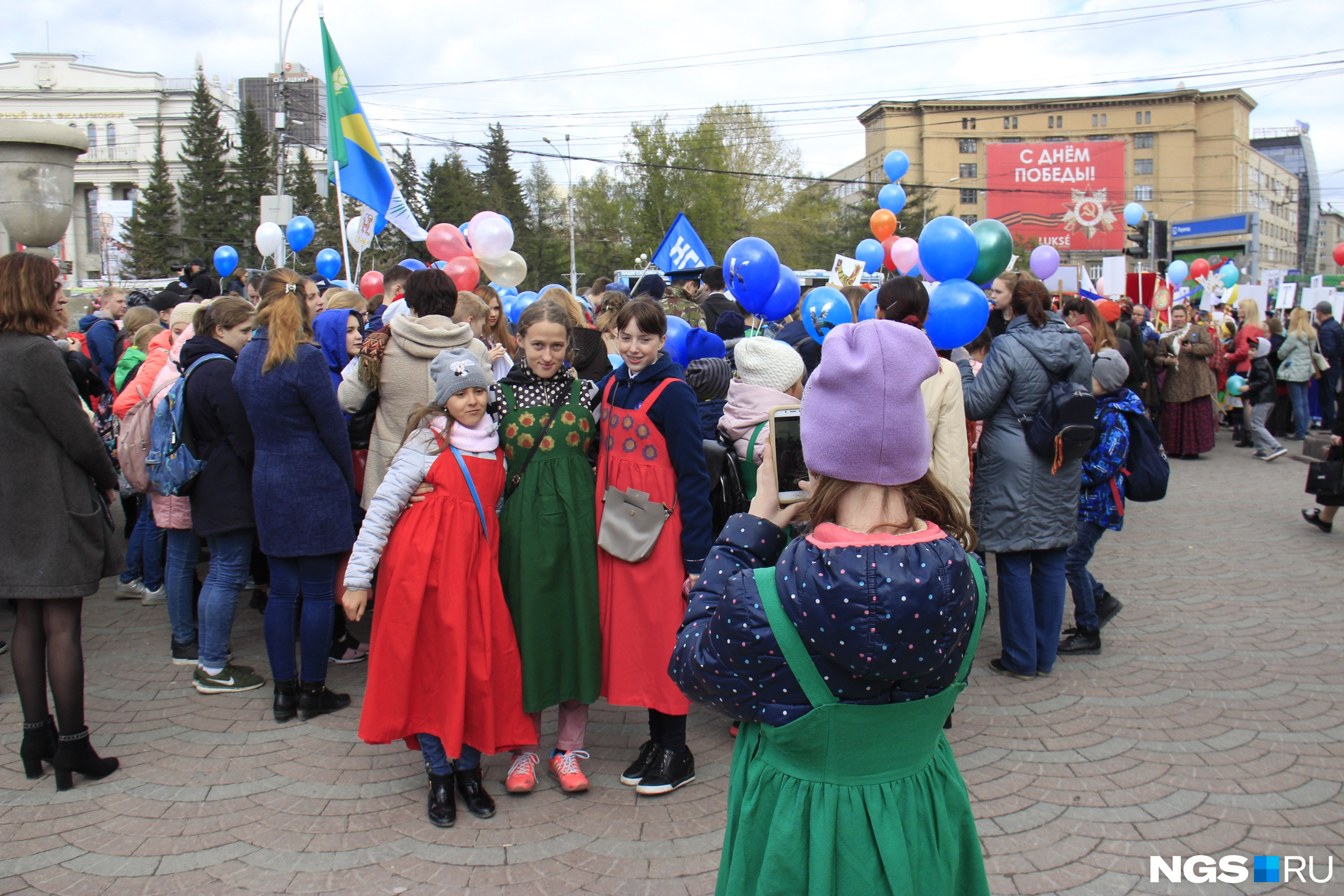 Школьников и студентов собрали в Первомайском сквере