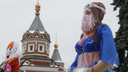 С голой грудью у часовни: в центре Ярославля выставили масленичных кукол