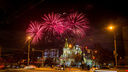 Рождество наступает: новосибирцы встретили праздник салютом в Нарымском сквере (фоторепортаж)