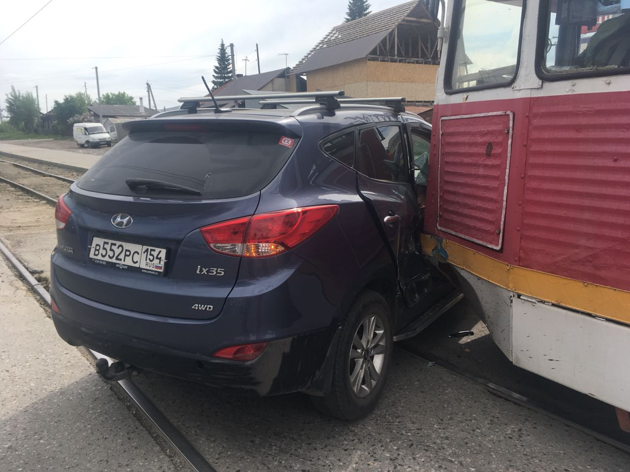 Авария случилась в 16:00, трамвай и автомобиль ехали по улице Троллейной