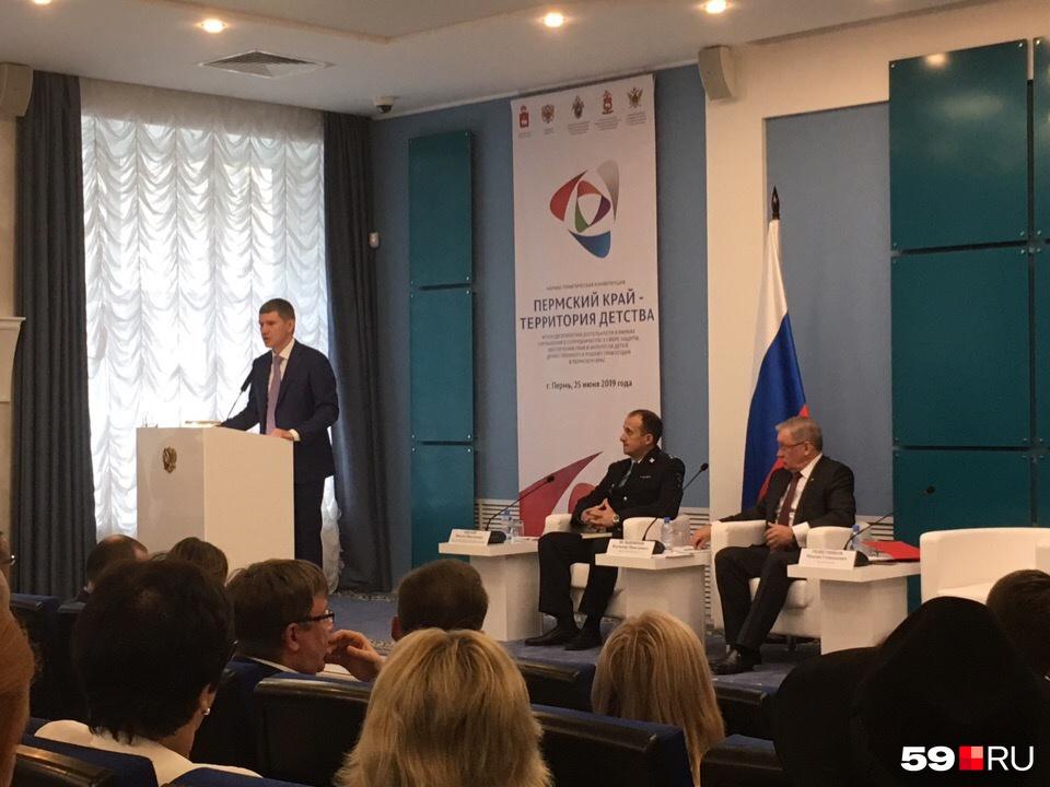 Пока Максим Решетников выступает на другом мероприятии Пока Максим Решетников выступает на другом мероприятии