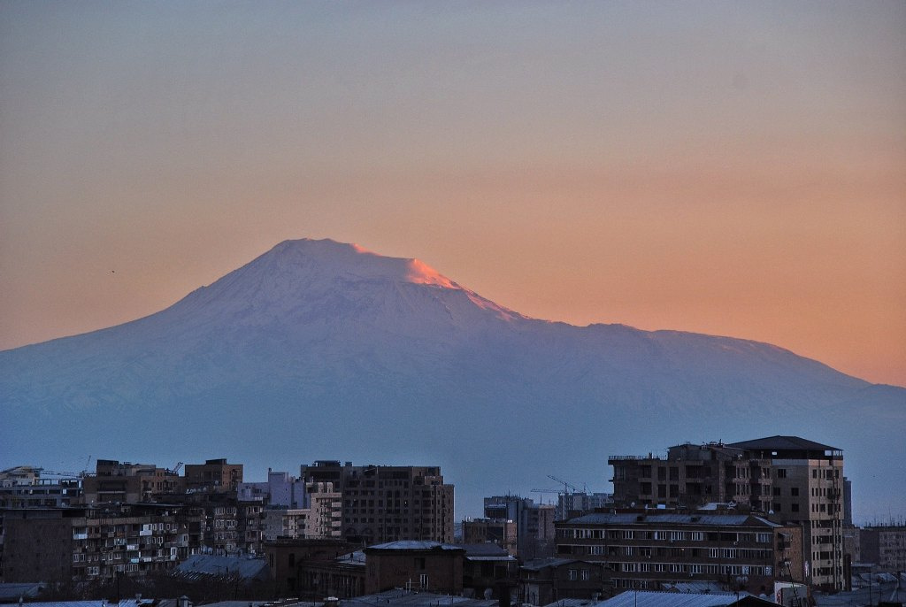 Ереванские многоэтажки на фоне горы Арарат 