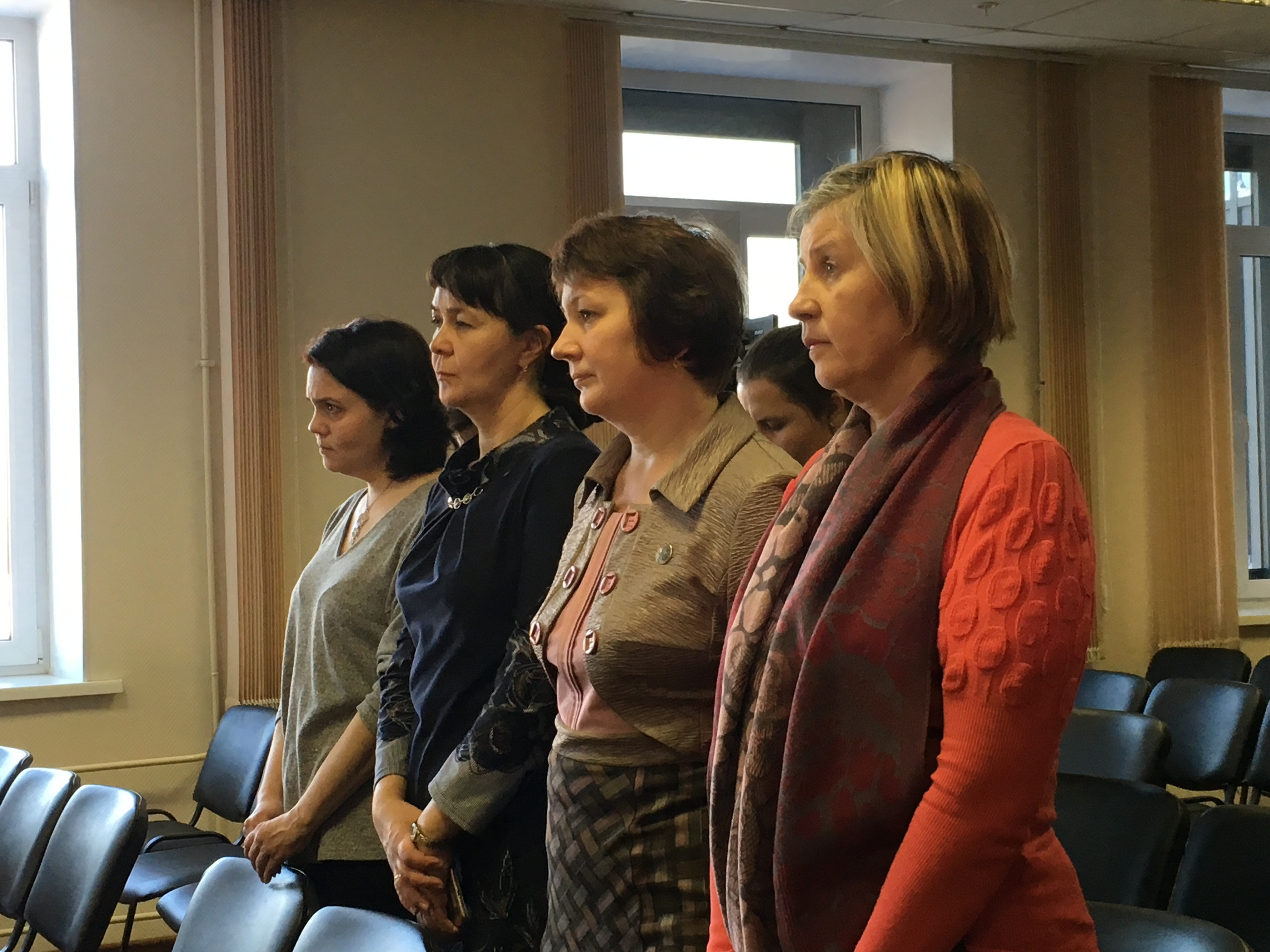 На суд пришли родители учеников и их учитель Наталия Шагулина