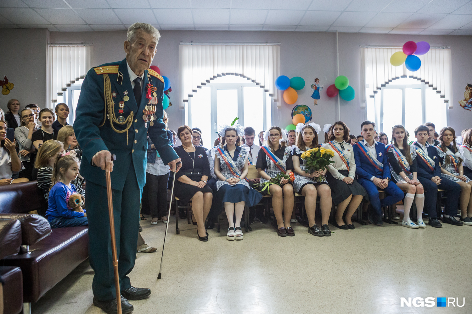 Выпускников поздравляет ветеран. Фото Ольги Бурлаковой