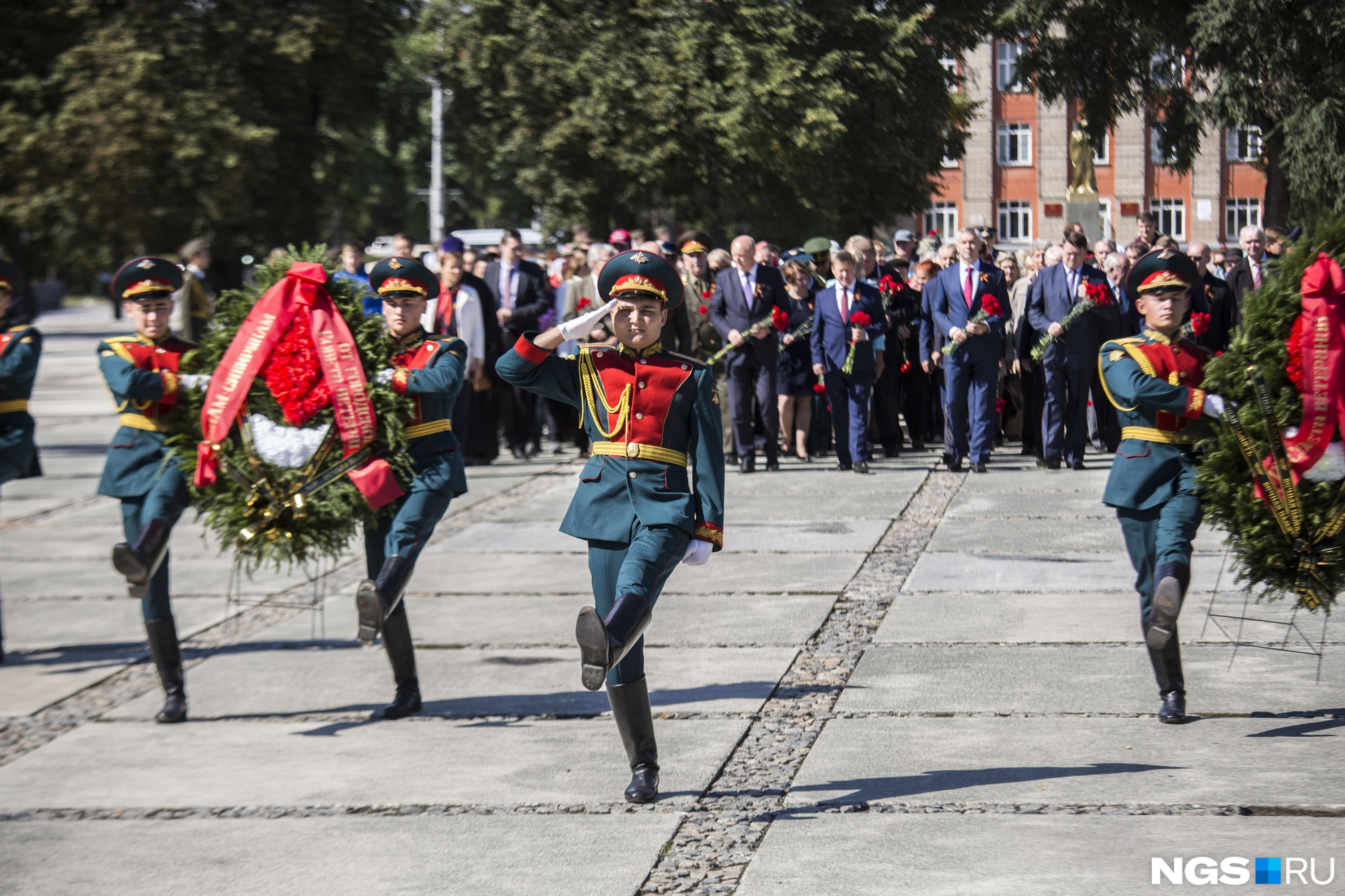 Также к Монументу возложили венки