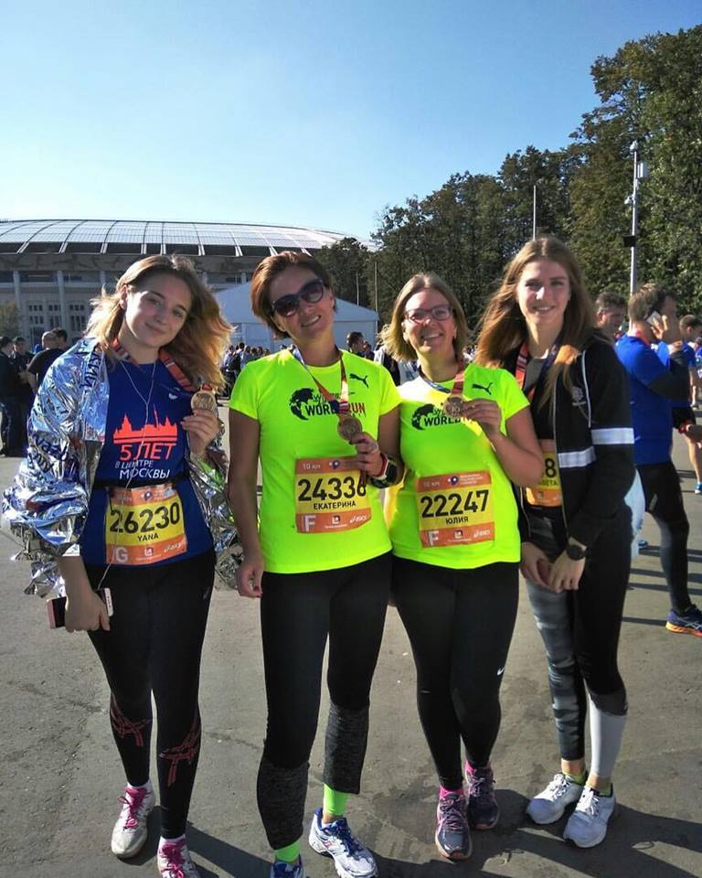 Юлия Кальсина (третья слева) с подругами по марафону