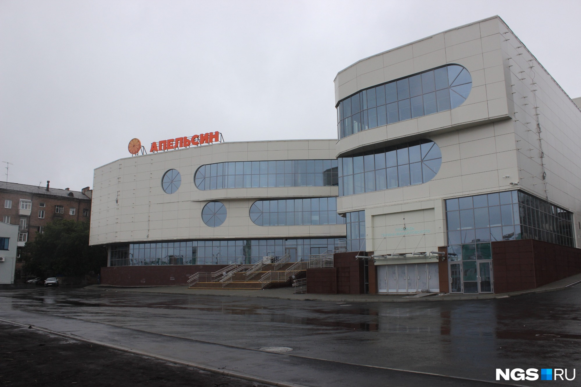Перед зданием оставлено место для наземной парковки. Фото Стаса Соколова 