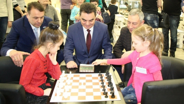 Ирек Ялалов поиграл в шахматы с дошколятами
