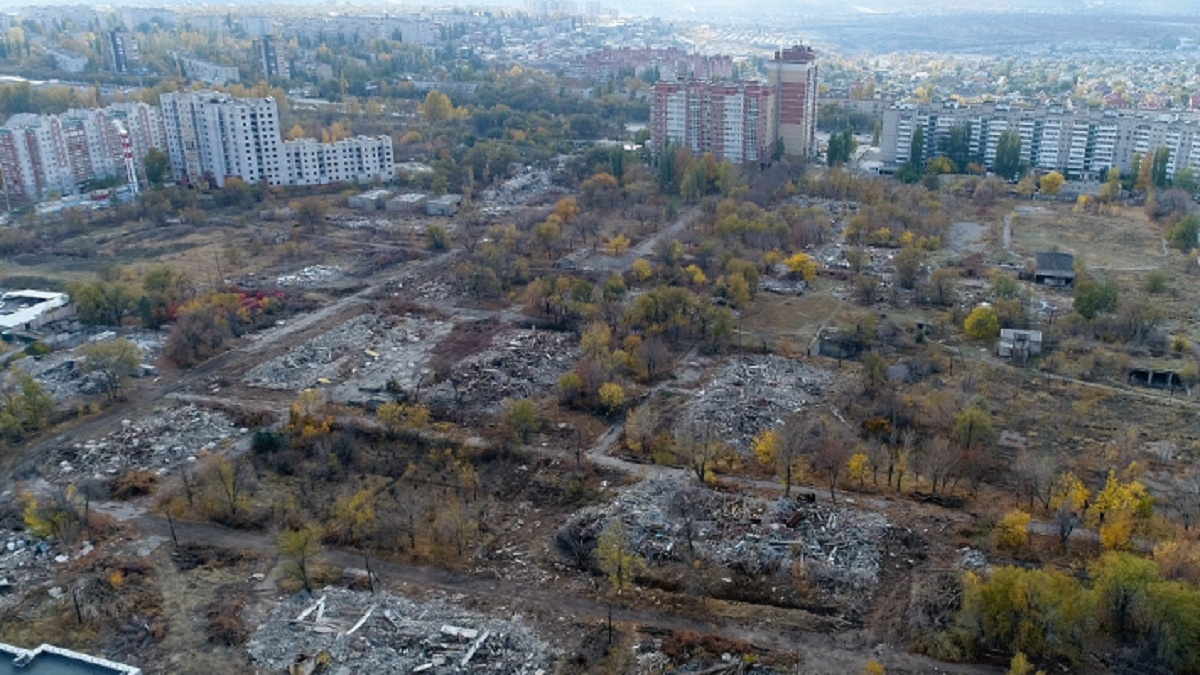 «Навести порядок на рынке и заменить гаражи»: волгоградский урбанист о парке с уцелевшим самолетом