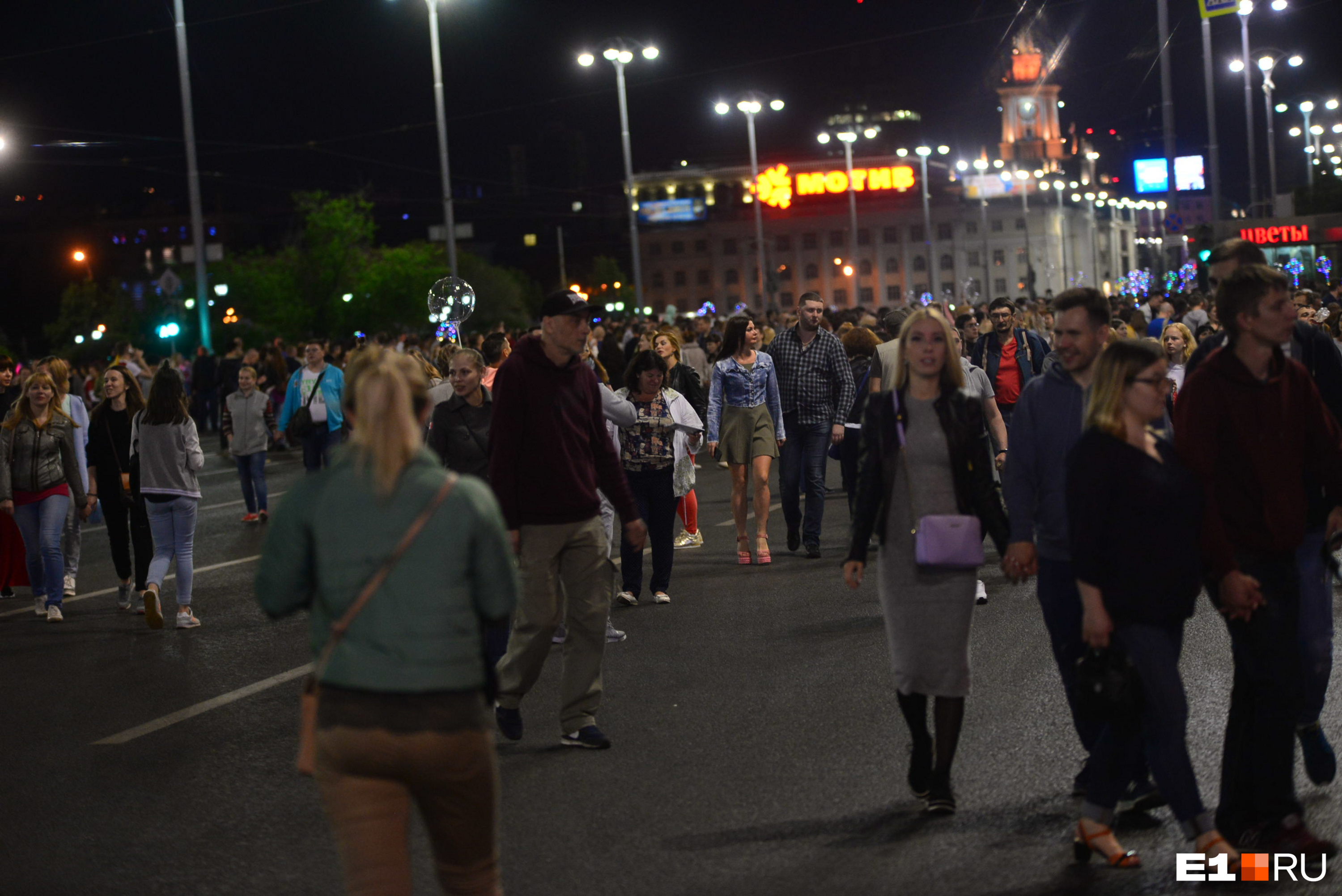 Люди заполонили улицу Ленина — и ее пришлось перекрывать ДПС 