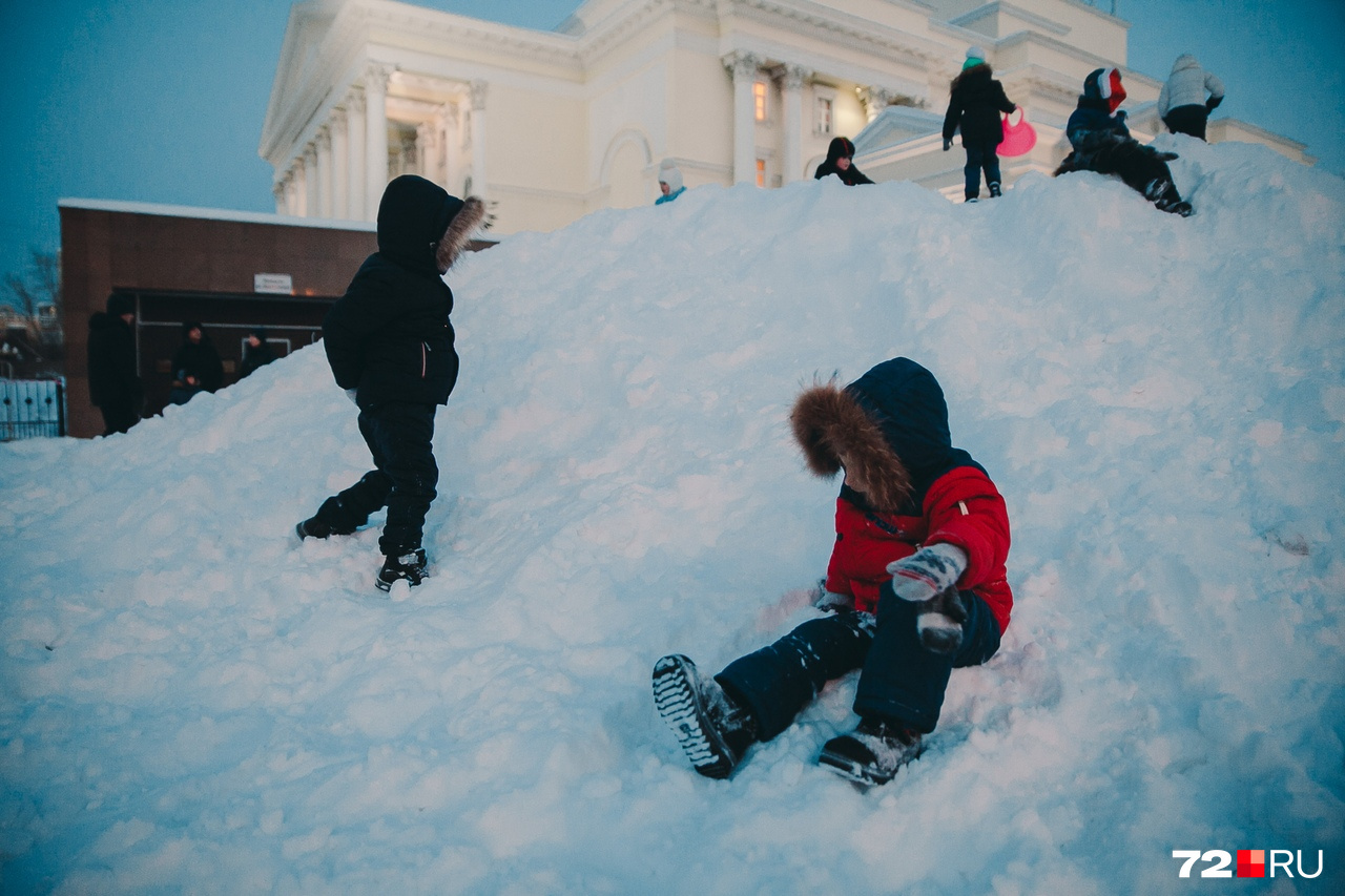 Дети облюбовали импровизированную горку — скатывались со снежной кучи