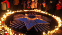 Фото: новосибирцы зажгли тысячи свечей в память о героях войны