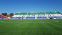 На поле стадиона «Металлург» уложили синтетическое покрытие