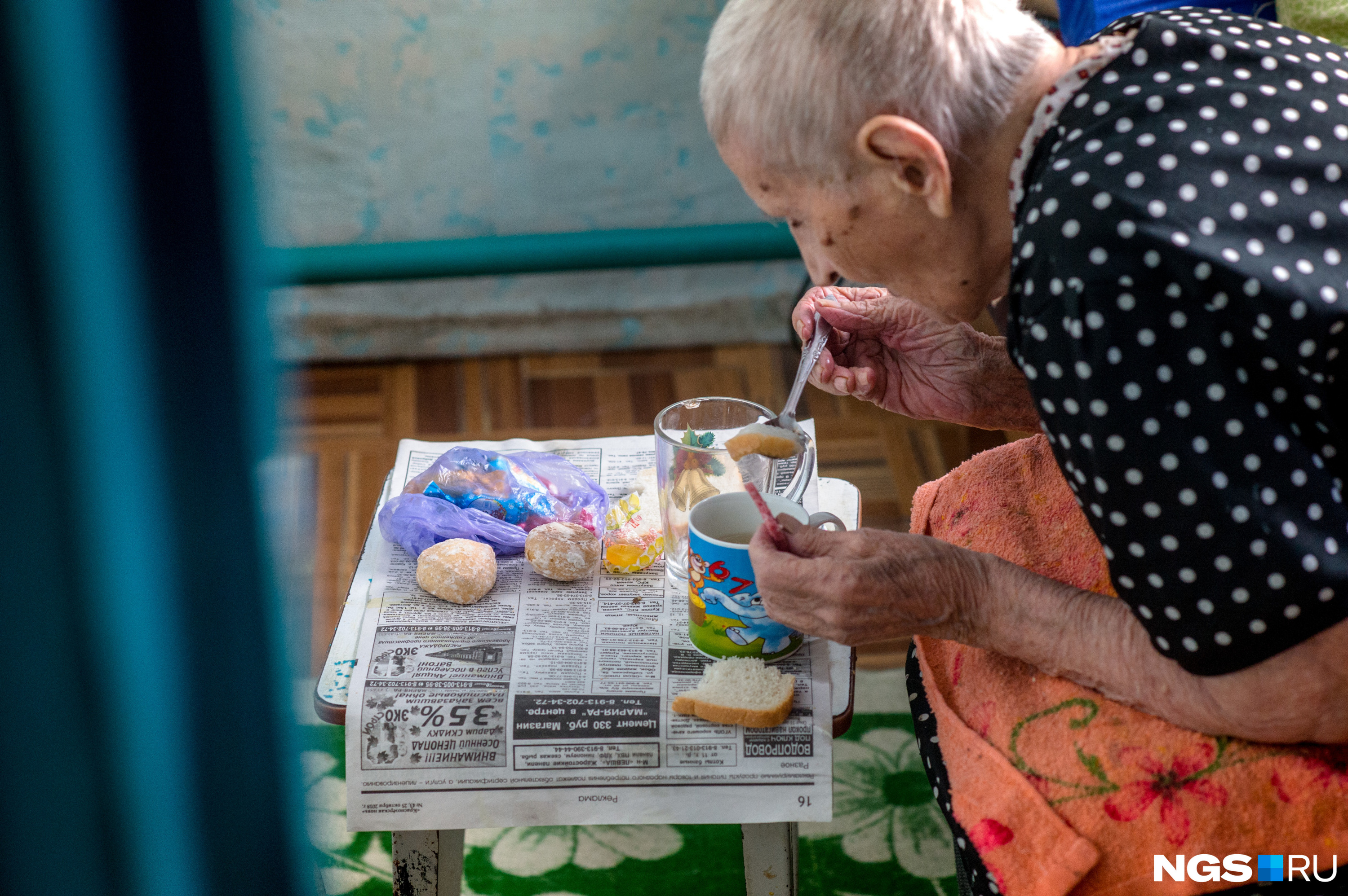 Жалко бабушку. 95 Летняя бабушка.