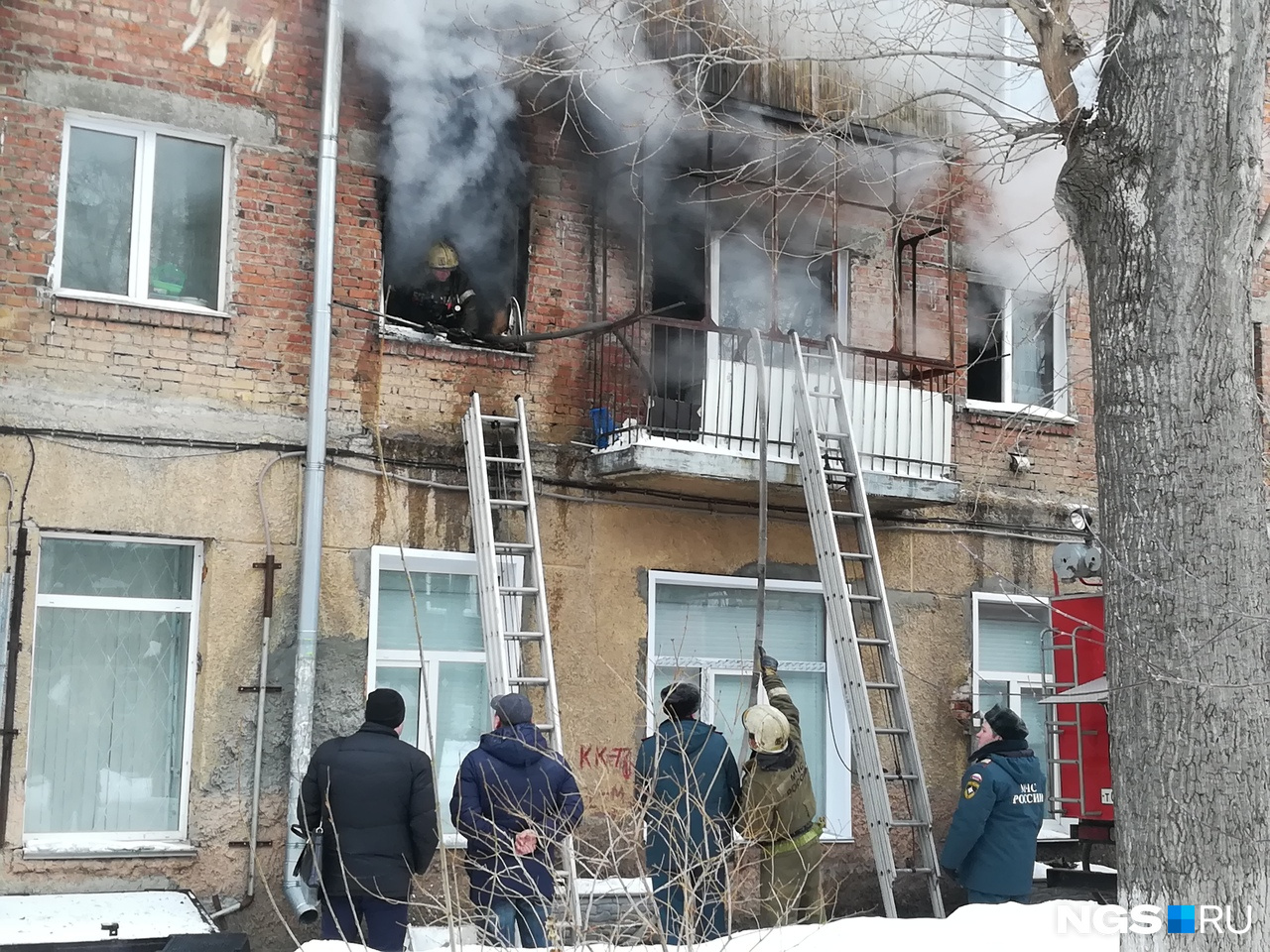 Хозяина из горящей квартиры спасали с помощью лестницы