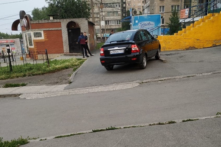 Хохрякова, 6. Не каждому дано понять, что этот скат сделан не для автомобилей Хохрякова, 6. Не каждому дано понять, что этот скат сделан не для автомобилей